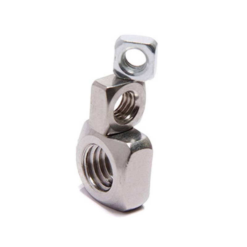 Kvadratiniai riešutai ant krašto